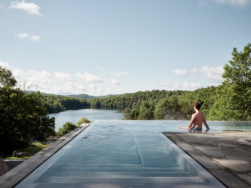 Dossier de presse | 1408-03 - Communiqué de presse | BALNEA spa + réserve thermale inaugure de nouvelles installations célébrant la nature - BALNEA spa + réserve thermale - Architecture commerciale -  Terrasse avec bain infini à remous  - Crédit photo :  Maxime Brouillet 