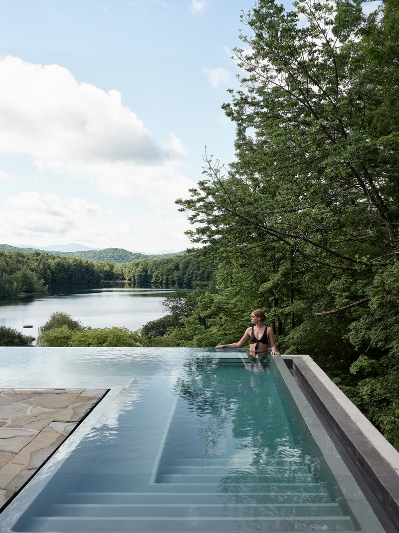 Dossier de presse | 1408-03 - Communiqué de presse | BALNEA spa + réserve thermale inaugure de nouvelles installations célébrant la nature - BALNEA spa + réserve thermale - Architecture commerciale -   Terrasse avec bain infini à remous    - Crédit photo :  Maxime Brouillet 