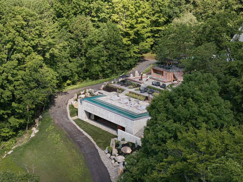 Dossier de presse | 1408-03 - Communiqué de presse | BALNEA spa + réserve thermale inaugure de nouvelles installations célébrant la nature - BALNEA spa + réserve thermale - Architecture commerciale - Vue aérienne - Crédit photo :  Maxime Brouillet 