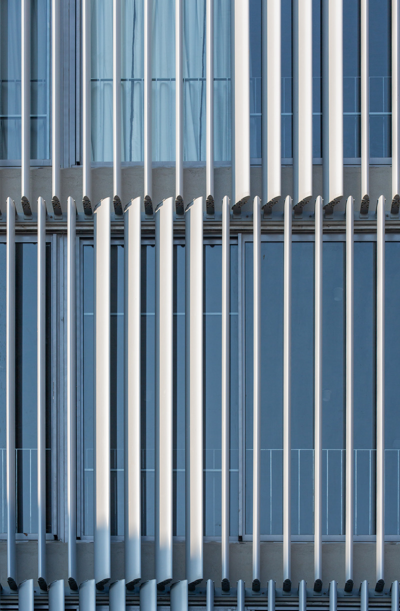 Dossier de presse | 5962-01 - Communiqué de presse | Learning Centre at Quest - KSM Architecture - Architecture institutionnelle - South facade shaded by vertical aluminum aerofoil-shaped louvers - Crédit photo : Sreenag BRS