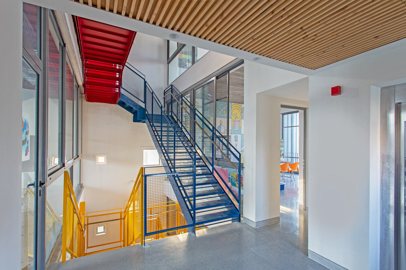 Dossier de presse | 5962-01 - Communiqué de presse | Learning Centre at Quest - KSM Architecture - Architecture institutionnelle - Brightly coloured metal staircase in central atrium - Crédit photo : Sreenag BRS