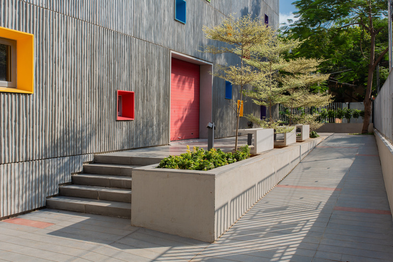 Dossier de presse | 5962-01 - Communiqué de presse | Learning Centre at Quest - KSM Architecture - Architecture institutionnelle - West entrance and pedestrian ramp - Crédit photo : Sreenag BRS