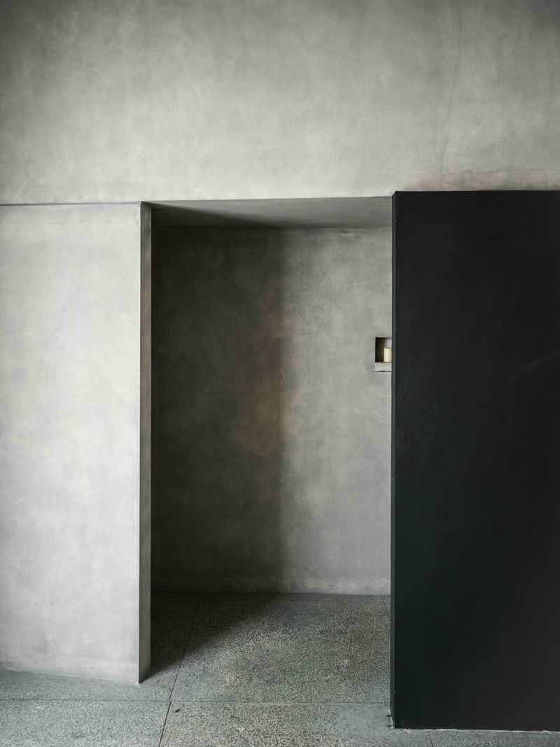 Press kit | 5577-03 - Press release | 743 ART Lab - NONG STUDIO - Commercial Interior Design - <font style="vertical-align: inherit;"><font style="vertical-align: inherit;"><font style="vertical-align: inherit;"><font style="vertical-align: inherit;">the natural hue and texture of concrete emerge as the most prevalent aspect within the space, aimed at balancing the cold and suffocating feel of cement. To counteract this, we utilized marine plywood, typically reserved for underlayment, in its most raw and unprocessed form, preserving its original texture and allowing its surface to change over time. </font></font></font></font> - Photo credit: Heinong