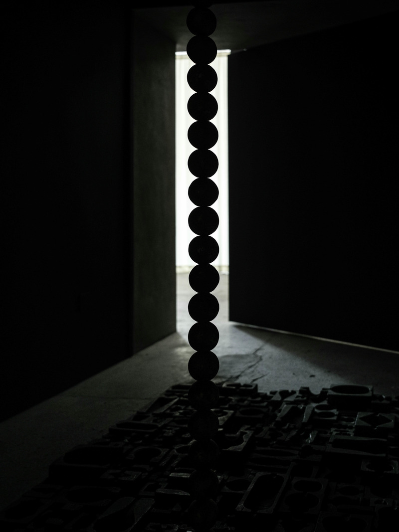Press kit | 5577-03 - Press release | 743 ART Lab - NONG STUDIO - Commercial Interior Design - <font style="vertical-align: inherit;"><font style="vertical-align: inherit;">Starting from the entrance, the design incorporates winding paths and a strong contrast between light and dark, along with a longitudinally compressed corridor to create a psychological shift. </font></font> - Photo credit: Heinong