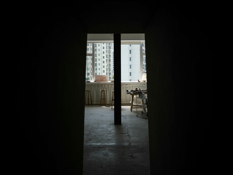 Press kit | 5577-03 - Press release | 743 ART Lab - NONG STUDIO - Commercial Interior Design - A black structural column at the end of the corridor, combined with the diffused light from the sun shining through the curtains, conjures a sense of sacred anticipation.  - Photo credit: Heinong