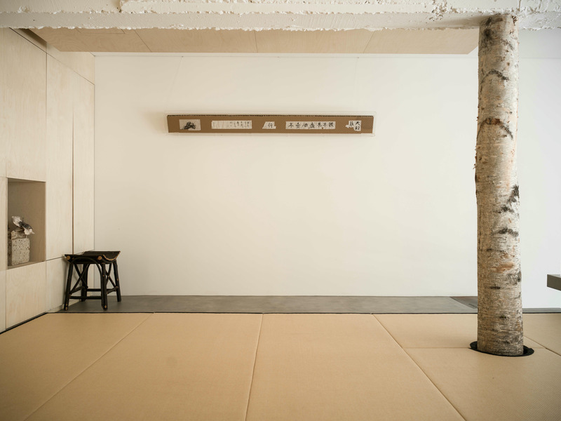 Press kit | 5577-03 - Press release | 743 ART Lab - NONG STUDIO - Commercial Interior Design -  On the second floor, a white birch trunk, repurposed as a partition for the tatami relaxation space, adds a touch of nature to the environment. - Photo credit: Heinong