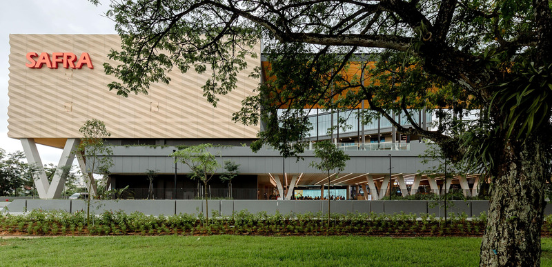 Dossier de presse | 4036-01 - Communiqué de presse | DP Architects’ SAFRA CCK Clubhouse Wins Sustainable Sports & Recreation Building at Architizer A+Awards 2024 - DP Architects - Architecture commerciale -  <p class="">The solid concrete main facade expresses a robust frontage, detailed with panels of synchronized stepped strips, and their bold grooves and facets leverage the play of natural light and shadows to add a sense of dynamism to the clubhouse. </p>  - Crédit photo : DP Architects
