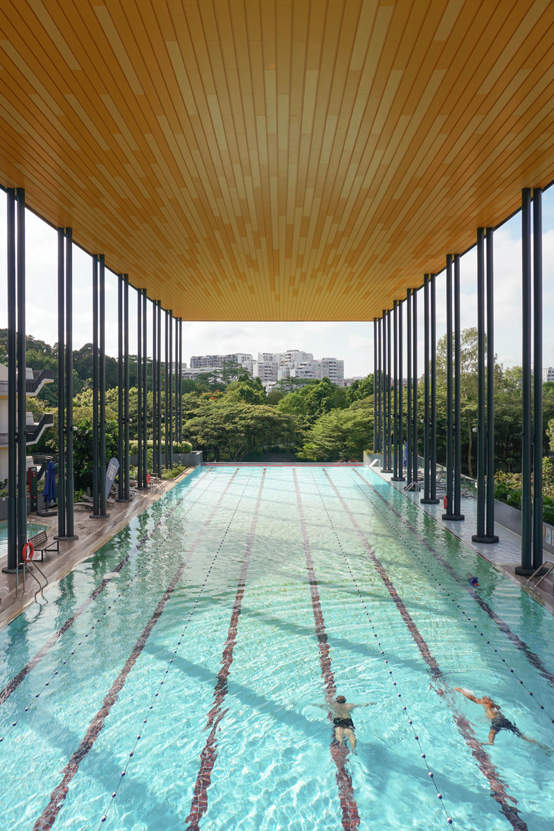 Dossier de presse | 4036-01 - Communiqué de presse | DP Architects’ SAFRA CCK Clubhouse Wins Sustainable Sports & Recreation Building at Architizer A+Awards 2024 - DP Architects - Architecture commerciale - Unlike other SAFRA clubhouses, the swimming pool is elevated to the 2nd storey due to the tight site constraints. This frees up valuable ground space while providing stunning aerial views of the park and extending the pool to seemingly blend into the foliage through an infinity edge. - Crédit photo : DP Architects