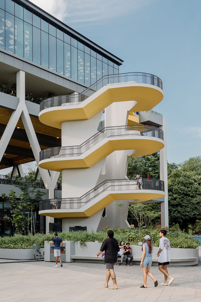 Dossier de presse | 4036-01 - Communiqué de presse | DP Architects’ SAFRA CCK Clubhouse Wins Sustainable Sports & Recreation Building at Architizer A+Awards 2024 - DP Architects - Architecture commerciale - <p class="">The “Steps -of -Life” is both an escape stairway and a vertical exercise amenity that connects to the jogging circuit on the 4th storey of the clubhouse. Arising out from amongst a grove of trees, it sits at the edge between the park and Clubhouse.</p> - Crédit photo : DP Architects