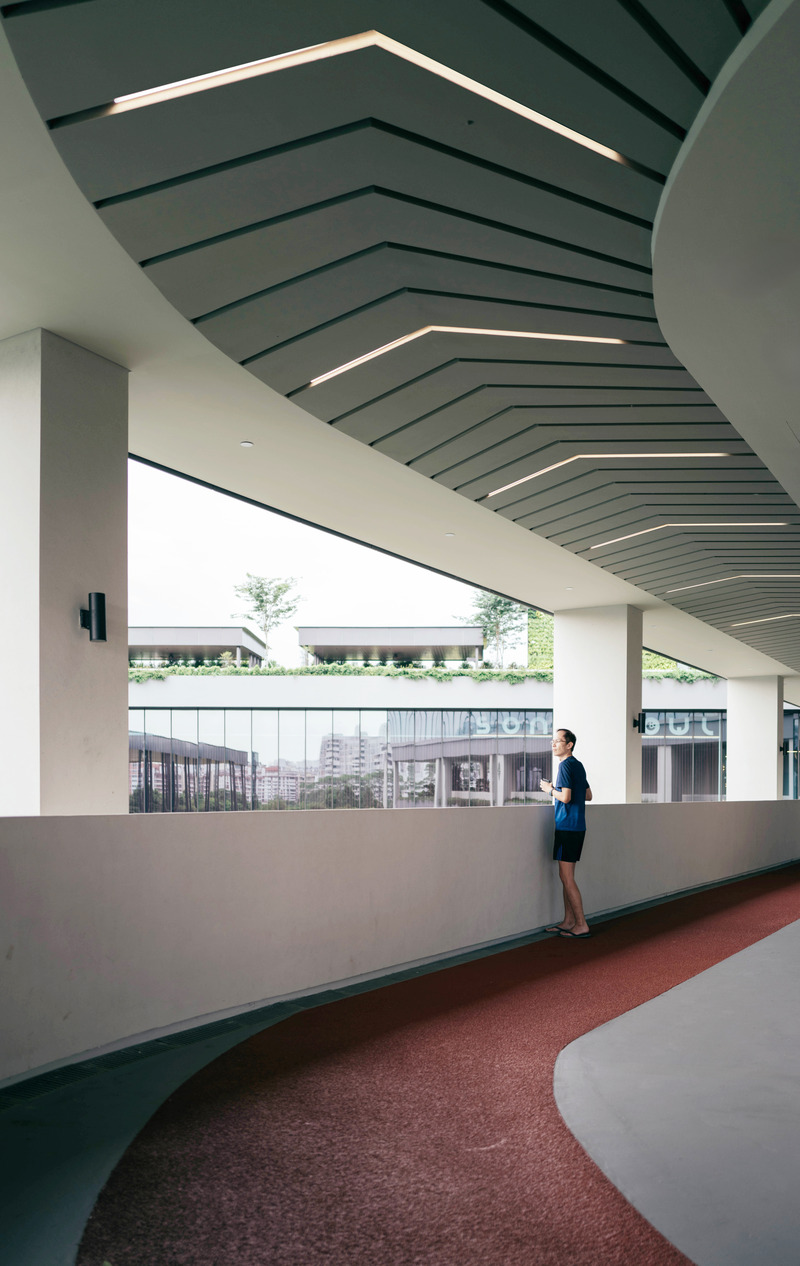Dossier de presse | 4036-01 - Communiqué de presse | DP Architects’ SAFRA CCK Clubhouse Wins Sustainable Sports & Recreation Building at Architizer A+Awards 2024 - DP Architects - Architecture commerciale -  <p class="">Located on the 4th level of the clubhouse, the semi-outdoor running track is accessible from the park at ground-level via an external staircase. The ceiling’s role in this choreography is pivotal; it serves as a dynamic visual catalyst, guiding the eye and spirit forward.</p>  - Crédit photo : DP Architects