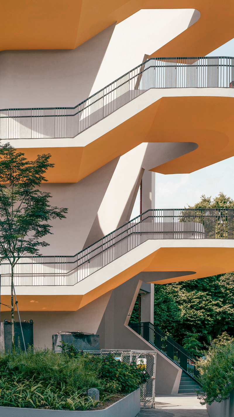 Dossier de presse | 4036-01 - Communiqué de presse | DP Architects’ SAFRA CCK Clubhouse Wins Sustainable Sports & Recreation Building at Architizer A+Awards 2024 - DP Architects - Architecture commerciale - The Steps-of-Life staircase feature binds the array of fitness facilities stacked within the building, and serves as a vertical path seamlessly linking the park's running route to the sheltered sky running track on the fourth storey of the clubhouse.  - Crédit photo : DP Architects