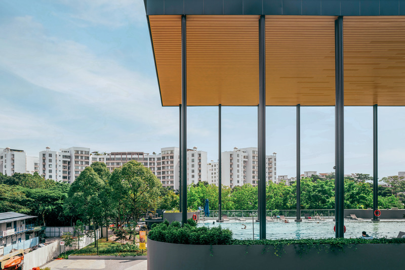 Dossier de presse | 4036-01 - Communiqué de presse | DP Architects’ SAFRA CCK Clubhouse Wins Sustainable Sports & Recreation Building at Architizer A+Awards 2024 - DP Architects - Architecture commerciale - Elevated to the second floor, the swimming pool affords a spectacular view of the surrounding park.  - Crédit photo : DP Architects
