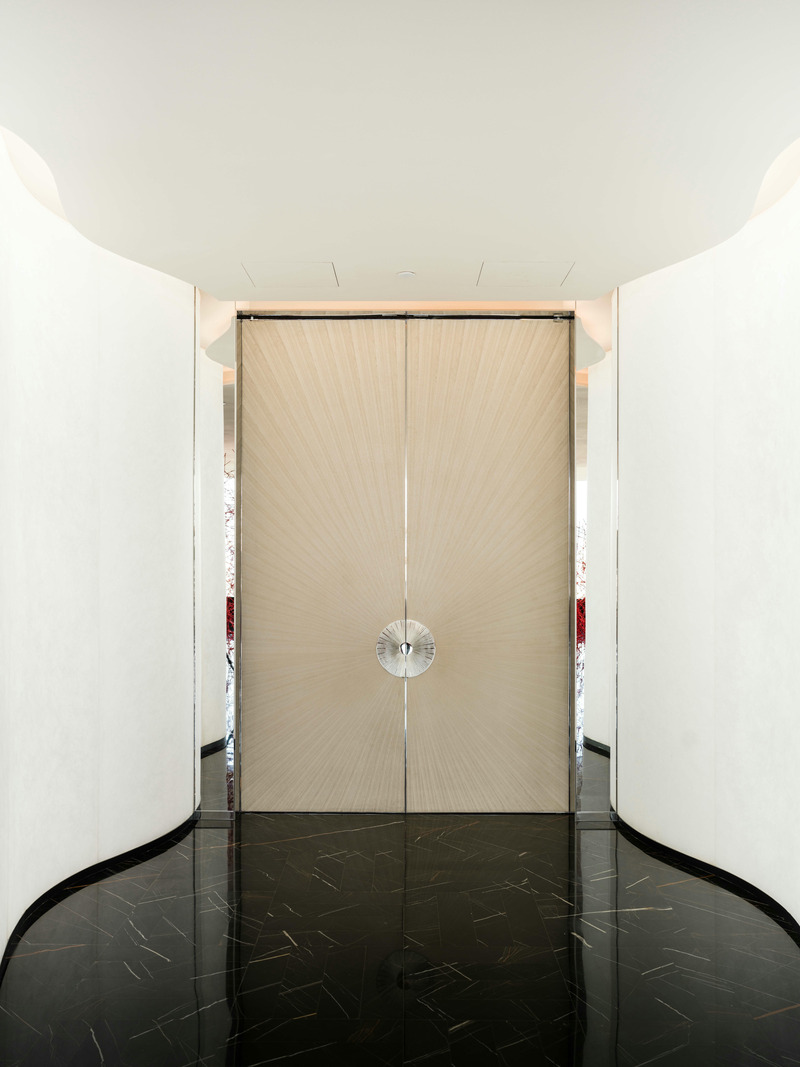 Press kit | 5577-04 - Press release | Lakeville VI Experience Space - NONG STUDIO - Real Estate - The Sky Hall (Yuanxiang Hall), named for its expansive and circular essence, contrasts with the natural light from the sky and the urban skyline against the dim elevator hall, offering a dreamlike journey through the clouds. - Photo credit: Heinong