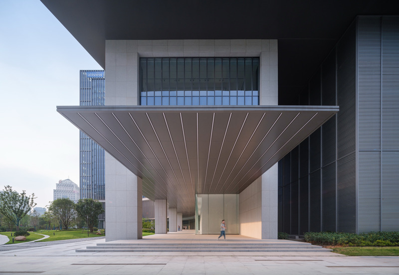 Dossier de presse | 3524-06 - Communiqué de presse | Uniview Headquarters - GOA (Group of Architects) - Architecture commerciale - South Entrance canopy - Crédit photo : ©RudyKu