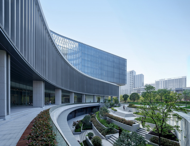 Dossier de presse | 3524-06 - Communiqué de presse | Uniview Headquarters - GOA (Group of Architects) - Architecture commerciale - Sunken garden plaza and corridor - Crédit photo : ©RudyKu