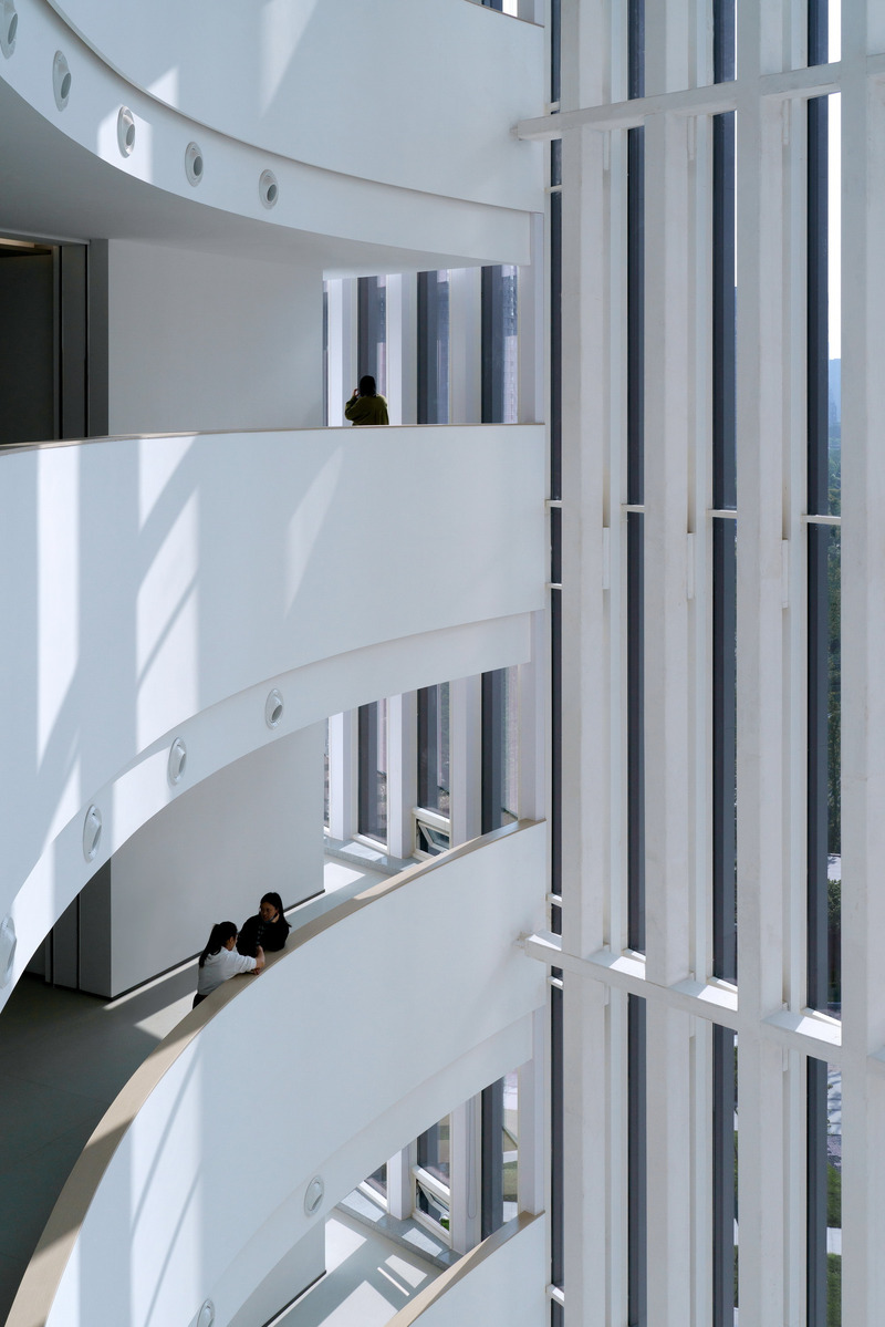Dossier de presse | 3524-06 - Communiqué de presse | Uniview Headquarters - GOA (Group of Architects) - Architecture commerciale - R&amp;D atrium - Crédit photo : ©RudyKu