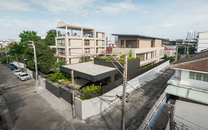 Dossier de presse | 7580-01 - Communiqué de presse | Monow House, Thailand - Archismith - Architecture résidentielle - La volumétrie descend vers l’avant afin de ne pas bloquer la lumière naturelle et la ventilation de la maison des parents. - Crédit photo : SkyGround architectural film &amp; photography