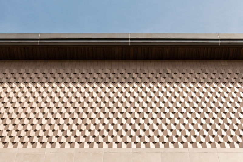 Dossier de presse | 7580-01 - Communiqué de presse | Monow House, Thailand - Archismith - Architecture résidentielle - La texture pliante du bardage contribue également à réduire l’exposition directe au soleil puisque 50 % de la surface sera la plupart du temps à l’ombre. - Crédit photo : SkyGround architectural film &amp; photography