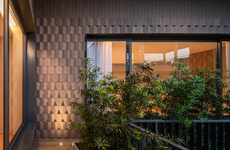 Dossier de presse | 7580-01 - Communiqué de presse | Monow House, Thailand - Archismith - Architecture résidentielle - Effet lumineux sur le bardage - Crédit photo : SkyGround architectural film &amp; photography