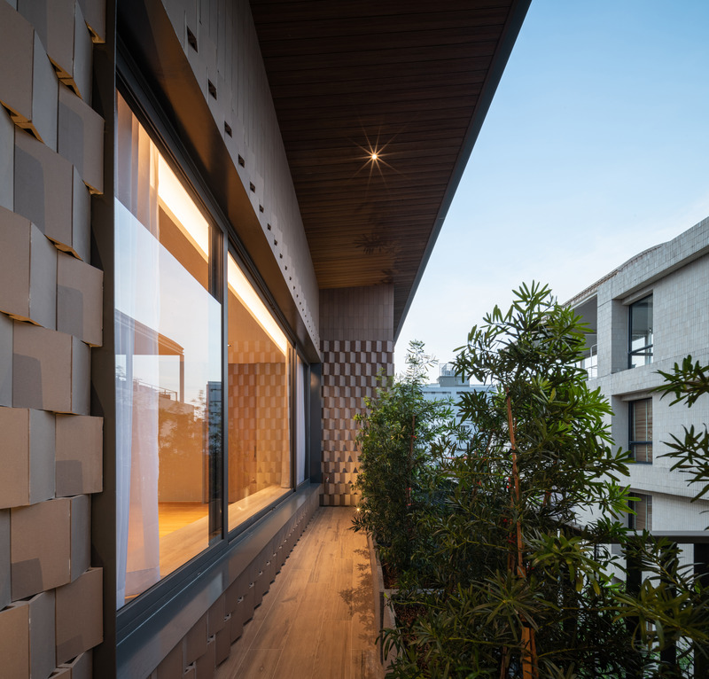 Dossier de presse | 7580-01 - Communiqué de presse | Monow House, Thailand - Archismith - Architecture résidentielle - Sélection stratégique des matériaux pour le lien visuel - Crédit photo : SkyGround architectural film &amp; photography