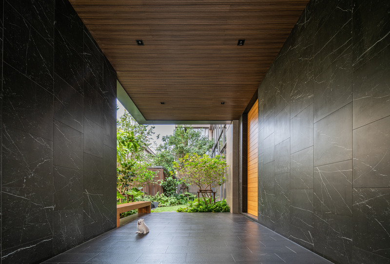 Dossier de presse | 7580-01 - Communiqué de presse | Monow House, Thailand - Archismith - Architecture résidentielle - Le porche d'entrée encadre la vue sur la cour - Crédit photo : SkyGround architectural film &amp; photography