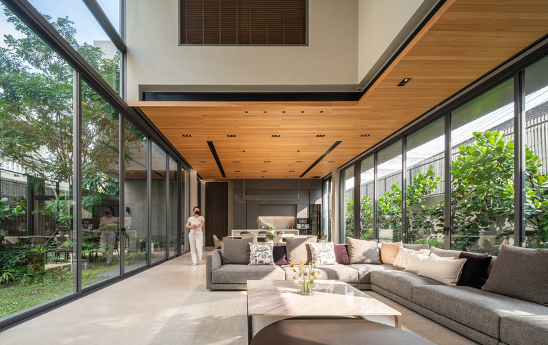 Dossier de presse | 7580-01 - Communiqué de presse | Monow House, Thailand - Archismith - Architecture résidentielle - La salle de travail au 2ème étage est structurellement suspendue par le haut pour éviter que des colonnes ne bloquent la vue sur le jardin au 1er étage. - Crédit photo : SkyGround architectural film &amp; photography