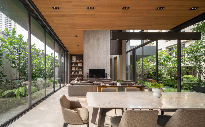 Dossier de presse | 7580-01 - Communiqué de presse | Monow House, Thailand - Archismith - Architecture résidentielle - Être à l'intérieur, c'est comme être à l'extérieur grâce aux généreuses ouvertures. - Crédit photo : SkyGround architectural film &amp; photography