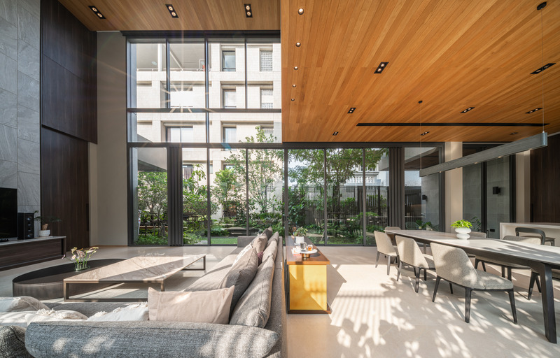 Dossier de presse | 7580-01 - Communiqué de presse | Monow House, Thailand - Archismith - Architecture résidentielle - La façade vitrée à double hauteur du salon, orientée au nord, offre une exposition optimale à la vue sur la cour et à la lumière du jour avec un gain de chaleur minimal. - Crédit photo : SkyGround architectural film &amp; photography