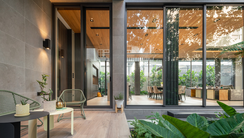 Dossier de presse | 7580-01 - Communiqué de presse | Monow House, Thailand - Archismith - Architecture résidentielle - Une petite terrasse dans la cour - Crédit photo : SkyGround architectural film &amp; photography