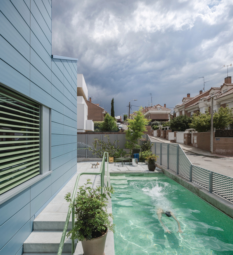 Press kit | 2506-13 - Press release | Lifelong Living Found - Agrob Buchtal - Residential Architecture - A series of cascading gardens surround the house and also offer a small outdoor pool. - Photo credit:  agrob-buchtal.de / photo: ©Miguel de Guzmán 