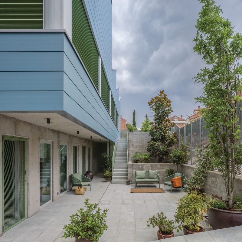 Press kit | 2506-13 - Press release | Lifelong Living Found - Agrob Buchtal - Residential Architecture - While new builds in the area tend to relegate the majority of social life to their rear-facing terraces, the Family House encourages community building and social connections with a variety of spaces. - Photo credit:  agrob-buchtal.de / photo: ©Miguel de Guzmán 