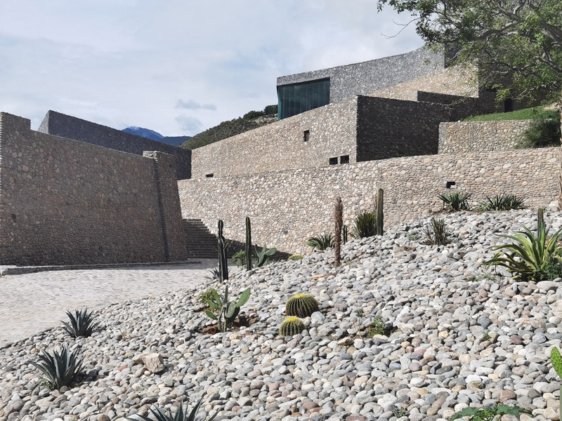 Dossier de presse | 7579-01 - Communiqué de presse | Quzika 1865 Winery Complex: A Link Between Mountain and River, Embedded in Nature - PL-T ARCHITECTURE STUDIO - Architecture industrielle - Crédit photo : wangjianfeng