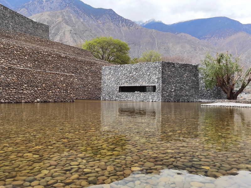 Dossier de presse | 7579-01 - Communiqué de presse | Quzika 1865 Winery Complex: A Link Between Mountain and River, Embedded in Nature - PL-T ARCHITECTURE STUDIO - Architecture industrielle - Crédit photo : wangjianfeng