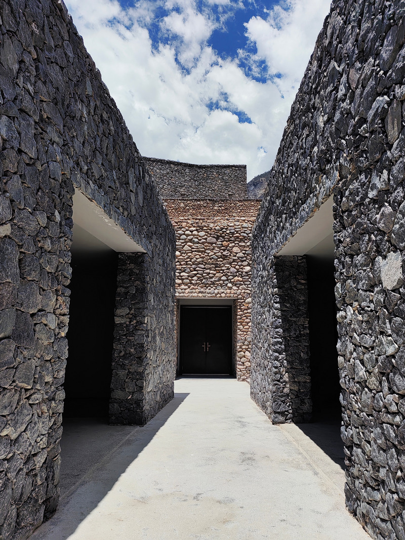 Dossier de presse | 7579-01 - Communiqué de presse | Quzika 1865 Winery Complex: A Link Between Mountain and River, Embedded in Nature - PL-T ARCHITECTURE STUDIO - Architecture industrielle - Crédit photo : wangjianfeng
