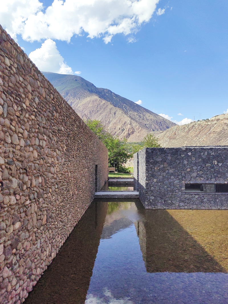 Dossier de presse | 7579-01 - Communiqué de presse | Quzika 1865 Winery Complex: A Link Between Mountain and River, Embedded in Nature - PL-T ARCHITECTURE STUDIO - Architecture industrielle - Crédit photo : wangjianfeng