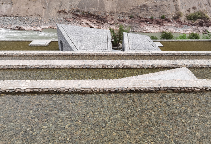 Dossier de presse | 7579-01 - Communiqué de presse | Quzika 1865 Winery Complex: A Link Between Mountain and River, Embedded in Nature - PL-T ARCHITECTURE STUDIO - Architecture industrielle - Crédit photo : wangjianfeng