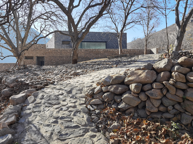 Dossier de presse | 7579-01 - Communiqué de presse | Quzika 1865 Winery Complex: A Link Between Mountain and River, Embedded in Nature - PL-T ARCHITECTURE STUDIO - Architecture industrielle - Crédit photo : wangjianfeng