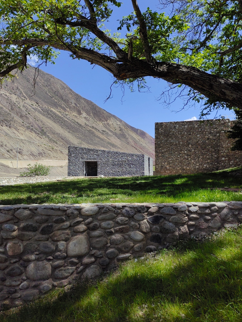 Dossier de presse | 7579-01 - Communiqué de presse | Quzika 1865 Winery Complex: A Link Between Mountain and River, Embedded in Nature - PL-T ARCHITECTURE STUDIO - Architecture industrielle - Crédit photo : wangjianfeng