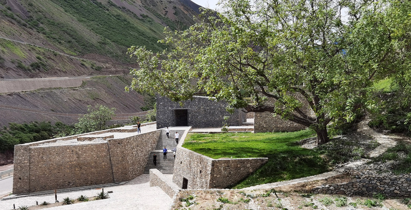 Dossier de presse | 7579-01 - Communiqué de presse | Quzika 1865 Winery Complex: A Link Between Mountain and River, Embedded in Nature - PL-T ARCHITECTURE STUDIO - Architecture industrielle - Crédit photo : wangjianfeng
