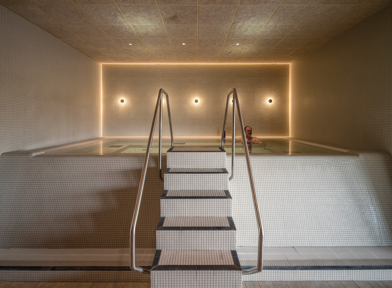 Press kit | 2506-11 - Press release | Sustainable Timelessness - Agrob Buchtal - Institutional Architecture - Dynamic shapes, modelled on light sandy grey mosaic tiles, are found in the spa area - where they are combined with the Savona tile series. - Photo credit: agrob-buchtal.de / Foto: ©Rasmus Hjortshoj