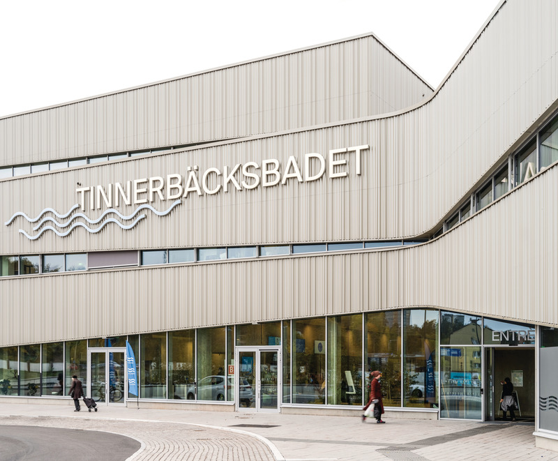 Press kit | 2506-11 - Press release | Sustainable Timelessness - Agrob Buchtal - Institutional Architecture - The main entrance to the new Tinnerbäcksbadet offers direct access to the fitness and wellness areas with whirlpool, steam bath, sauna and relaxation pool on the ground floor. - Photo credit: agrob-buchtal.de / Foto: ©Rasmus Hjortshoj