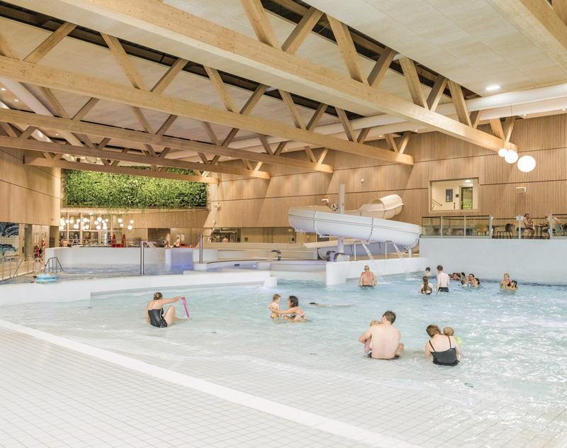 Press kit | 2506-11 - Press release | Sustainable Timelessness - Agrob Buchtal - Institutional Architecture - The Plural tile series from Agrob Buchtal allows the gently sloping beach of the wave pool to be seen as a coherent waterscape. - Photo credit: agrob-buchtal.de / Foto: ©Rasmus Hjortshoj