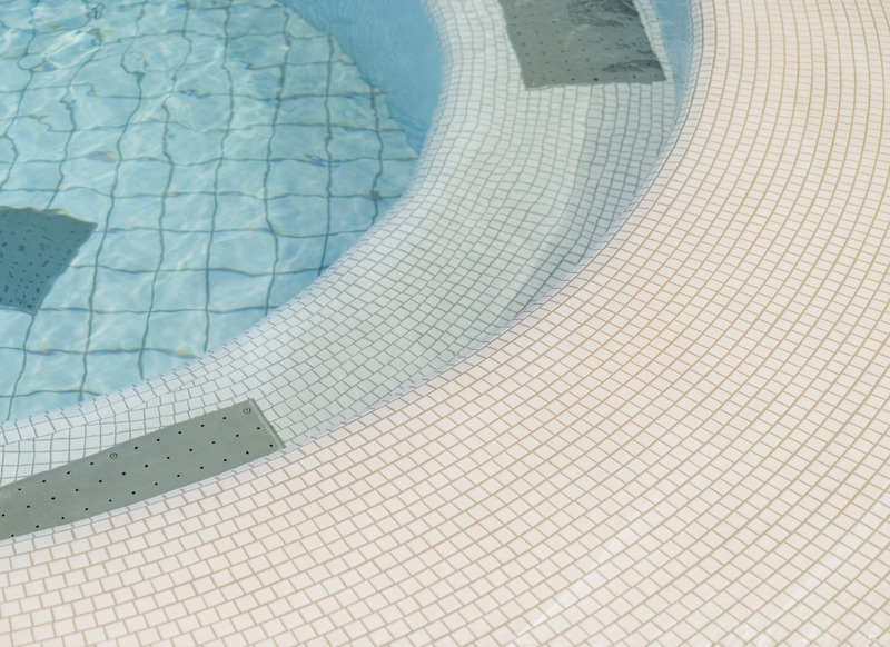 Press kit | 2506-11 - Press release | Sustainable Timelessness - Agrob Buchtal - Institutional Architecture - Active white 25 x 25 mm mosaic tiles cover the elegantly curved pool walls and edges. - Photo credit: agrob-buchtal.de / Foto: ©Rasmus Hjortshoj