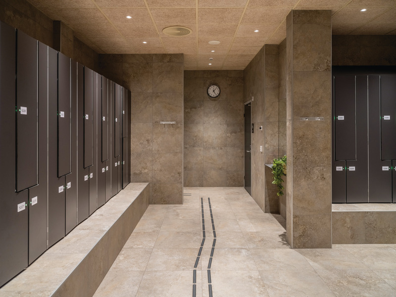 Press kit | 2506-11 - Press release | Sustainable Timelessness - Agrob Buchtal - Institutional Architecture - Bathers immediately notice the transition to the changing area intuitively. Here - as in the adjoining bathing areas - the Chroma Pool series is used and characterises the flooring in sand grey. - Photo credit: agrob-buchtal.de / Foto: ©Rasmus Hjortshoj