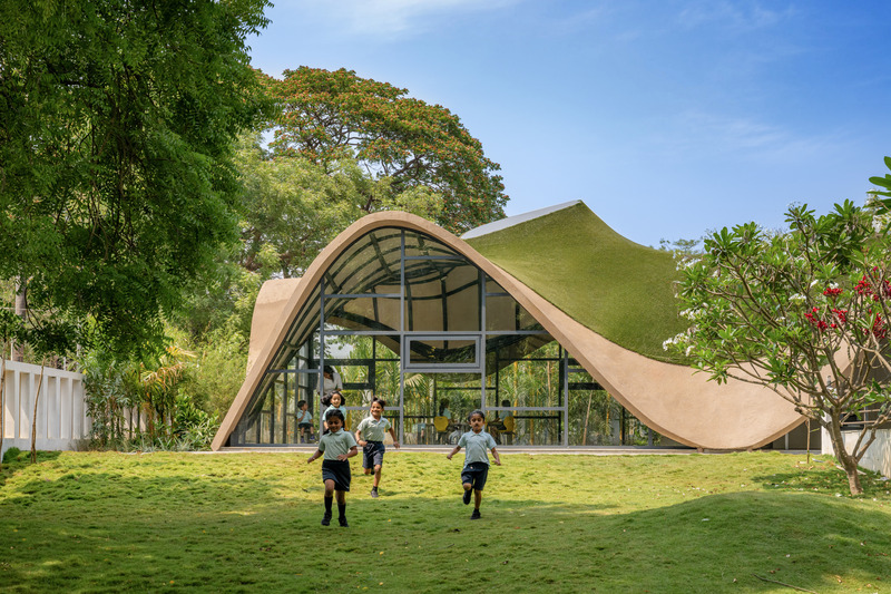 Dossier de presse | 6986-02 - Communiqué de presse | Cocoon, Pre-primary Extension, Bloomingdale International School - andblack design studio - Architecture institutionnelle -  <p class="">Viewed from a distance, one can immediately catch glimpses of the landscape beyond, making the building seem like a part of the scene itself. A closer look reveals the real ingenuity of the design: kids inhabiting the building, as if protected within a cocoon.</p>  - Crédit photo : Vinay Panjwani