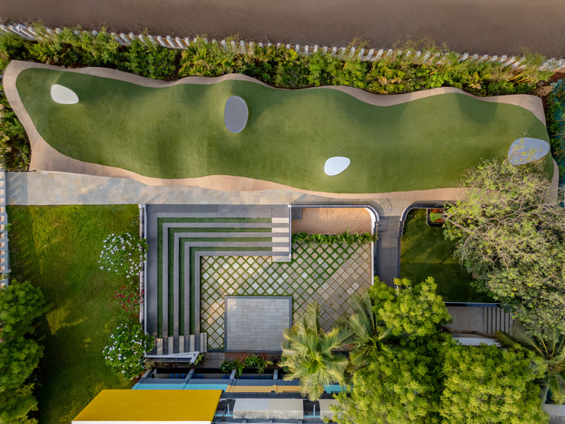 Dossier de presse | 6986-02 - Communiqué de presse | Cocoon, Pre-primary Extension, Bloomingdale International School - andblack design studio - Architecture institutionnelle - <p class="">Adapting spaces between the existing built form and the Cocoon serves as a playground, an outdoor classroom, an amphitheatre or a puddle pool as the function demands. </p> - Crédit photo : Vinay Panjwani