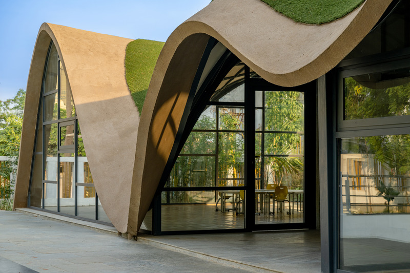 Dossier de presse | 6986-02 - Communiqué de presse | Cocoon, Pre-primary Extension, Bloomingdale International School - andblack design studio - Architecture institutionnelle - <p class="">Northern entrance foyers offer shade during harsh sunny days, without obstructing the view of the landscape behind the structure.</p> - Crédit photo : Vinay Panjwani