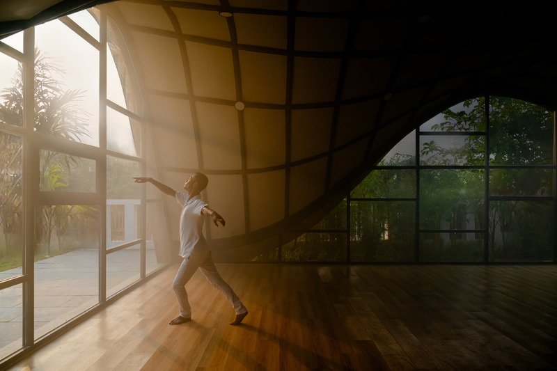 Dossier de presse | 6986-02 - Communiqué de presse | Cocoon, Pre-primary Extension, Bloomingdale International School - andblack design studio - Architecture institutionnelle - Ample natural light through the glass facade offers visual relief, with exposed structural ceiling gracefully draping along the periphery - Crédit photo :  Vinay Panjwani 