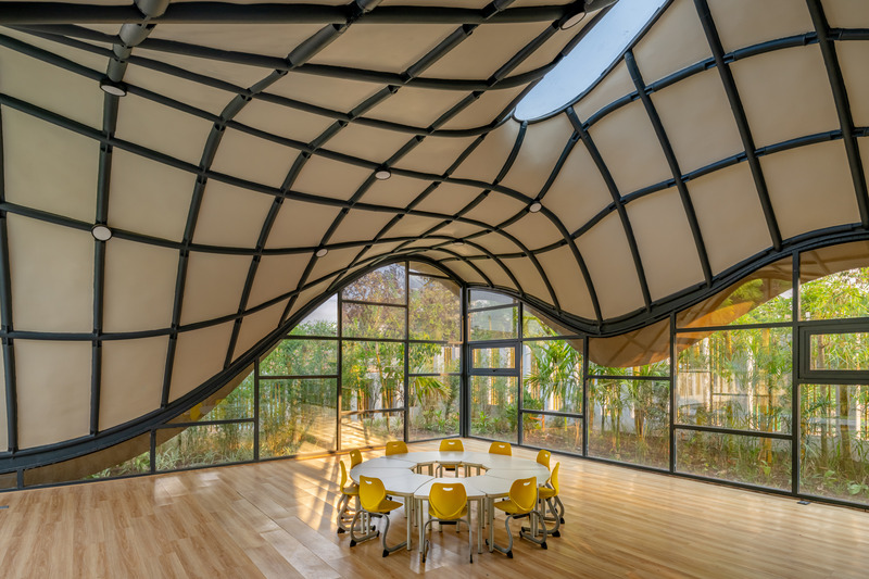 Dossier de presse | 6986-02 - Communiqué de presse | Cocoon, Pre-primary Extension, Bloomingdale International School - andblack design studio - Architecture institutionnelle - <p class="">Unique spatial experience is enhanced by full-height glass panels in place of walls and skylights in the roof. The design eliminates visual thresholds, with Miyawaki Plantations as an extension of the built space</p> - Crédit photo : Vinay Panjwani