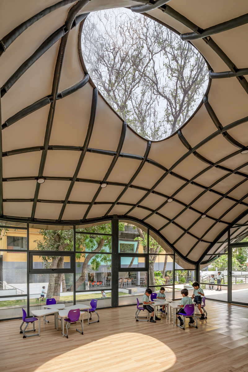 Dossier de presse | 6986-02 - Communiqué de presse | Cocoon, Pre-primary Extension, Bloomingdale International School - andblack design studio - Architecture institutionnelle - <p class="">Skylights intrigue users as light travels within the classroom throughout the day; punctuating the seamless curvature and creating an anchor point in each classroom. </p> - Crédit photo : Vinay Panjwani